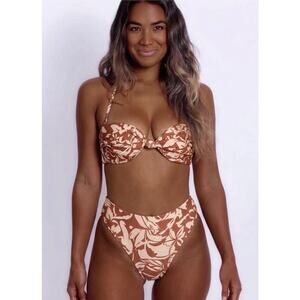 Skatie• ‘Lyndi’ Bikini Top in NAMOTU